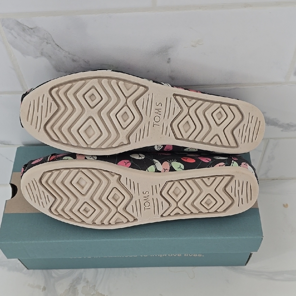 TOMS Colorful Christmas Light Print Shoes - Picture 5 of 10